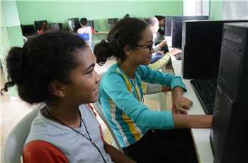 Escola de Sto. Antônio do Porto recebe novos computadores